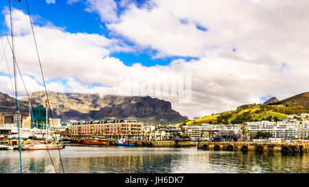 Cloud-Decke über Tafelberg von Victoria &amp; Albert Waterfront in Kapstadt Südafrika Stockfoto