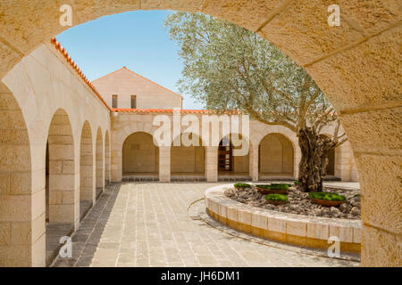 Innenhof der Kirche der Multiplikation in Tabgha, Jesu Wunder der Brote und Fische, Israel, See Genezareth, Israel. Stockfoto