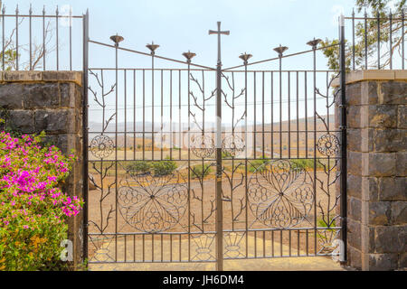 Schmiedeeisernen Zaun mit floralen Design und Kreuz an der Spitze der Kirche Kloster Garten der Seligpreisungen, mit Blick auf den See Genezareth, Kinnerot, Israel. Stockfoto