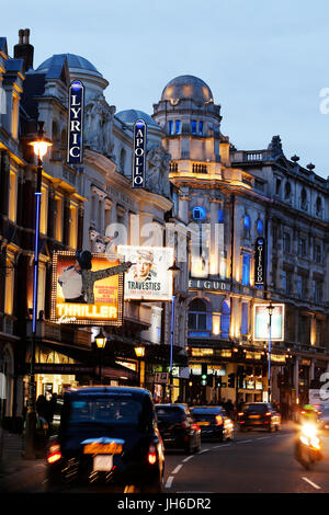 Londoner Stadtbild um die Shaftesbury Avenue, berühmt für ein Theatreland, in der Nacht. Viele Theater und Verkehre vorhanden. Stockfoto