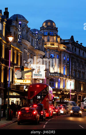 Londoner Stadtbild um die Shaftesbury Avenue, berühmt für ein Theatreland, in der Nacht. Viele Theater und Verkehre vorhanden. Stockfoto