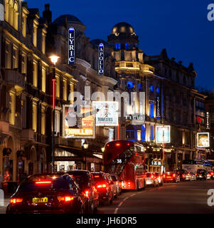 Londoner Stadtbild um die Shaftesbury Avenue, berühmt für ein Theatreland, in der Nacht. Viele Theater und Verkehre vorhanden. Stockfoto