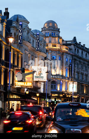 Londoner Stadtbild um die Shaftesbury Avenue, berühmt für ein Theatreland, in der Nacht. Viele Theater und Verkehre vorhanden. Stockfoto