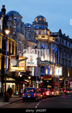 Londoner Stadtbild um die Shaftesbury Avenue, berühmt für ein Theatreland, in der Nacht. Viele Theater und Verkehre vorhanden. Stockfoto