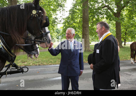 Der Prince Of Wales mit einem Shire-Pferd nach einer Fahrt in einer Pferdekutsche zu den Rangers Lodge, wie er die neue Royal Parks Nächstenliebe im Hyde Park, London startet. Stockfoto