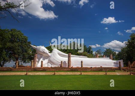 Weiße liegende Buddha-Statue in buddhistische Tempel in Thailand Stockfoto