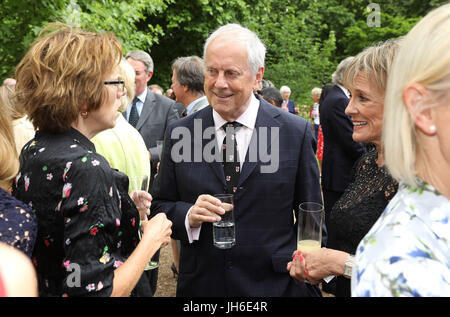 Gyles Brandreth und Esther Rantzen (rechts) besuchen einen Empfang anlässlich des 70. Geburtstages der Herzogin von Cornwall im Clarence House in London. Stockfoto