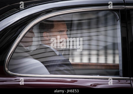König Felipe VI von Spanien verlässt 10 Downing Street, London, nach Gesprächen mit Ministerpräsident Theresa May während des Königs Staatsbesuch in Großbritannien. Stockfoto