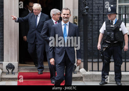 König Felipe VI von Spanien verlässt 10 Downing Street, London, nach Gesprächen mit Ministerpräsident Theresa May während des Königs Staatsbesuch in Großbritannien. Stockfoto