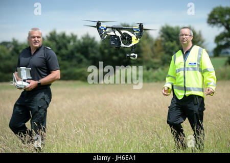 Embargo, 0001 Freitag Juli 14 Offiziere aus Devon &amp; Cornwall Polizei fliegen eine Drohne DJI Inspire 1 s wie sie die erste voll funktionsfähige Drohne Einheit verwendet, von der Polizei in Westpoint Arena in Clyst St Mary, in der Nähe von Exeter, in Zusammenarbeit mit der Dorset Polizei starten. Stockfoto