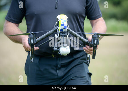 Am 0001. Juli 14 wurde ein Offizier der Polizei Devon & Cornwall mit einer Drohne des DJI Inspire 1s verbocht, da sie in Zusammenarbeit mit der Polizei von Dorset die erste voll funktionsfähige Drohneneinheit in der Westpoint Arena in Clyst St Mary in der Nähe von Exeter starten. Stockfoto