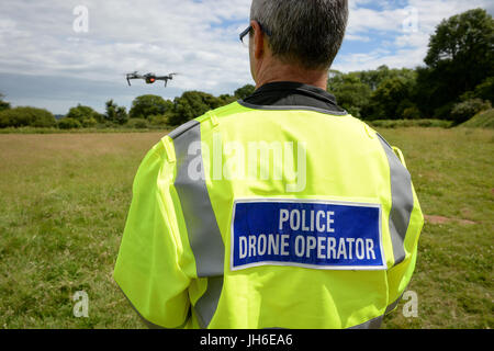 Embargo 0001 Freitag Juli 14, die Offizier aus Devon &amp; Cornwall Polizei eine DJI Inspire 1 s Drohne fliegt, wie sie die erste voll funktionsfähige Drohne Einheit verwendet, von der Polizei in Westpoint Arena in Clyst St Mary, in der Nähe von Exeter, in Zusammenarbeit mit der Dorset Polizei starten. Stockfoto