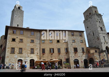 San Gimignano, Toskana, Italien, Piazza Della Cisterna, Stadtzentrum, IVthC., Etruskischen Dorf. Quadratische Türme, von denen es 13. Stockfoto