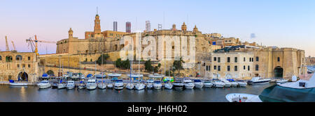 Blick auf den Grand Harbour von Upper Barrakka Gardens, Valetta Stockfoto