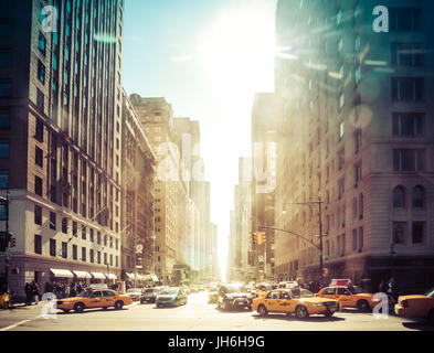 New York - 21. Februar: Gelbe Taxis fahren am Central Park Avenue an der 21. Februar 2009 in New York, USA. Stockfoto