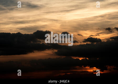 Sonnenuntergang hinter den Wolken Stockfoto