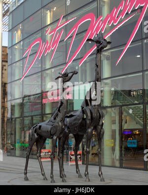 Giraffe Kunst Arbeit Statuen Hals Theater dirty dancing Logo Omni Centre in Edinburgh Stockfoto