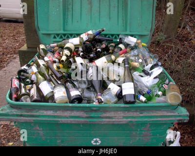 Alkoholflaschen recycling Müllcontainer Bier Wein Lager Apfelwein Stockfoto