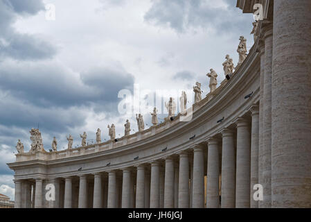 Staat Vatikanstadt, Vatikanstadt - Oktober 02: Detail der 162 Statuen der Heiligen, in dem Petersplatz an den Staat der Vatikanstadt am 02 Oktober 201 Stockfoto