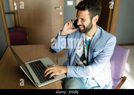 Porträt des erfolgreichen schönen jungen Mann mit laptop Stockfoto