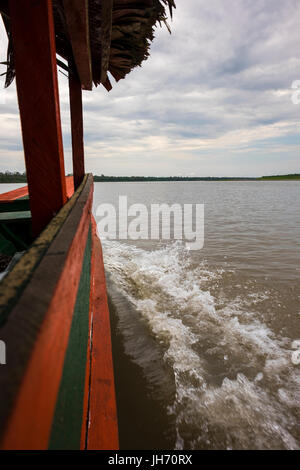 LORETO, PERU - ca. Oktober 2015: Lokale Motorboot im Fluss Ucayali im peruanischen Amazonasgebiet. Stockfoto