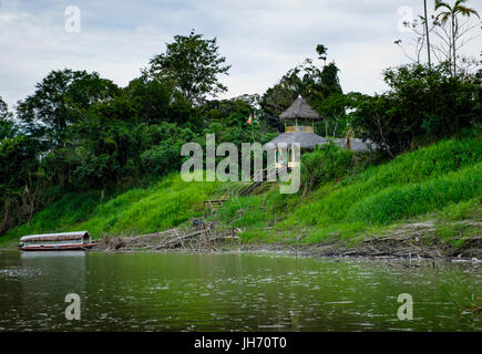 LORETO, PERU - ca. Oktober 2015: Lodge Curuhuinsi in Puerto Miguel, im Fluss Yarapa im peruanischen Amazonasgebiet. Stockfoto