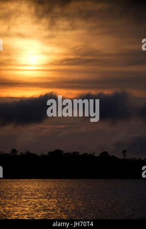 LORETO, PERU - ca. Oktober 2015: Sonnenuntergang im peruanischen Amazonasgebiet. Stockfoto