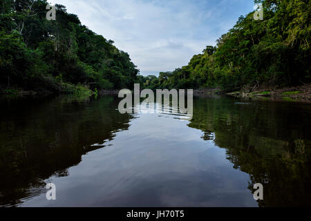 LORETO, PERU - ca. Oktober 2015: Flache Wasserstraße im peruanischen Amazonasgebiet. Stockfoto