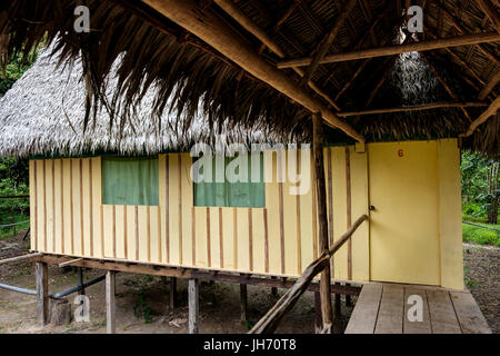 LORETO, PERU - ca. Oktober 2015: Hütte in der Curuhuinsi Lodge in Puerto Miguel, im Fluss Yarapa im peruanischen Amazonasgebiet. Stockfoto