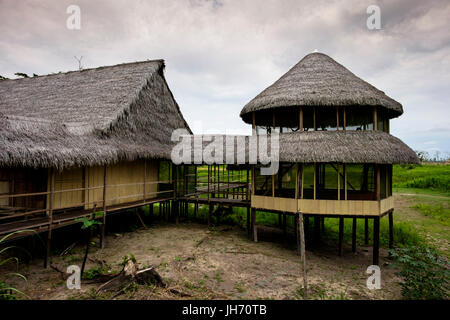 LORETO, PERU - ca. Oktober 2015: Lodge Curuhuinsi in Puerto Miguel, im Fluss Yarapa im peruanischen Amazonasgebiet. Stockfoto