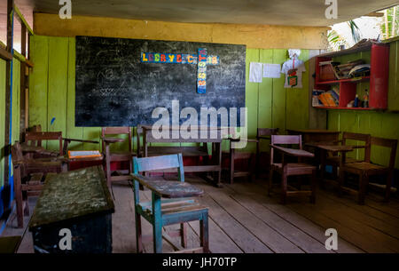 LORETO, PERU - ca. Oktober 2015: Klassenzimmer in der Ortschaft Puerto Miguel, im Fluss Yarapa im peruanischen Amazonasgebiet. Stockfoto