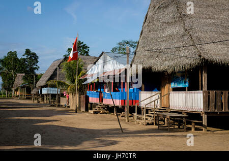 LORETO, PERU - ca. Oktober 2015: Main Street in der Ortschaft Puerto Miguel, im Fluss Yarapa im peruanischen Amazonasgebiet. Stockfoto