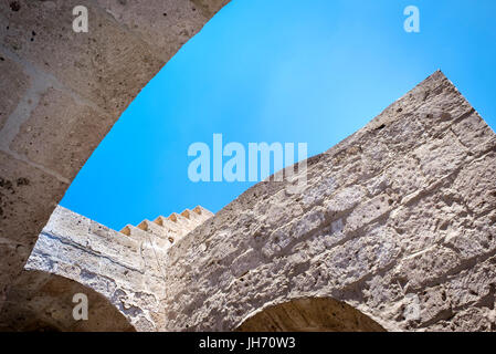 AREQUIPA, PERU - ca. Oktober 2015: Typische Gebäude aus der Kolonialzeit Struktur in der alten Stadt Arequipa. Stockfoto