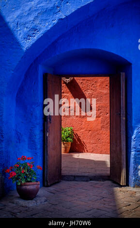 AREQUIPA, PERU - ca. Oktober 2015: Innenansicht des Korridors in das Kloster Santa Catalina in Arequipa. Arequipa ist die zweite Stadt von Perú durch Stockfoto