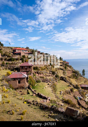 PUNO, PERU - ca. Oktober 2015: Häuser der Insel Taquile im Titicacasee. Stockfoto