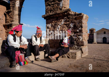 Insel TAQUILE, PERU - ca. Oktober 2015: Männer, die ein Gespräch im Hauptplatz Insel Taquile im Titicacasee, Peru. Stockfoto