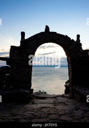 PUNO, PERU - ca. Oktober 2015: Bogen von der Insel Taquile im Titicacasee. Stockfoto