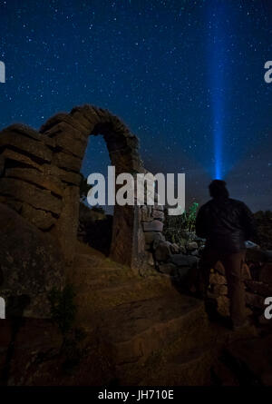 PUNO, PERU - ca. Oktober 2015: Mann sucht den Himmel und die Sterne mit einem typischen Bogen von der Insel Taquile im Titicacasee. Stockfoto