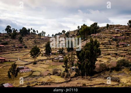 PUNO, PERU - ca. Oktober 2015: Häuser der Insel Taquile im Titicacasee. Stockfoto