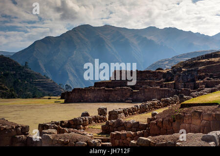 CHINCHERO, PERU - ca. Oktober 2015: Inka-Terrassen in Chinchero auf der Region Cusco bekannt als Heiliges Tal Stockfoto