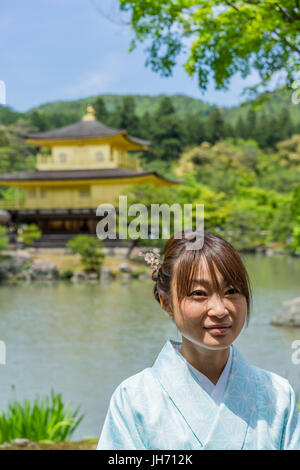 Kyoto, Japan - ca. Mai 2016 - Besuch Kinkakuji, den goldenen Pavillon in Kyoto Stockfoto