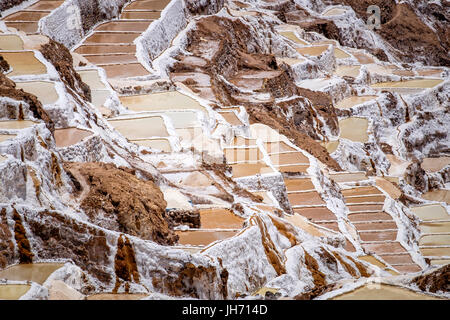 MARAS, PERU - ca. Oktober 2015: Marasal Salz-Ebenen in der Nähe von Dorf Maras in der Region Cusco bekannt als Heiliges Tal Stockfoto