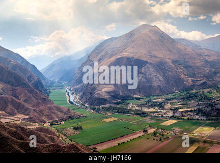 URUBAMBA Provinz, CUSCO, PERU - ca. Oktober 2015: Blick auf den Urubamba Fluss und Tal in der Region Cusco bekannt als Heiliges Tal in Peru. Stockfoto