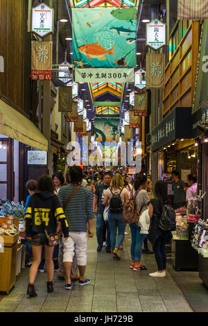 Kyoto, Japan - ca. Mai 2016 - Nishiki-Lebensmittelmarkt in Kyoto Stockfoto