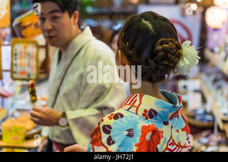 Kyoto, Japan - ca. Mai 2016 - Nishiki-Lebensmittelmarkt in Kyoto Stockfoto