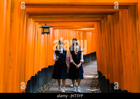 Kyoto, Japan - ca. Mai 2016 - Schülerinnen bei der Fushimi-Inari-Schrein in Kyōto, Japan Stockfoto