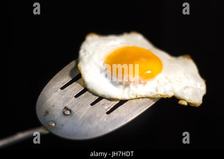 Foto von einem Spiegelei und Spachtel aus Metall Stockfoto