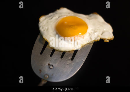 Foto von einem Spiegelei und Spachtel aus Metall Stockfoto