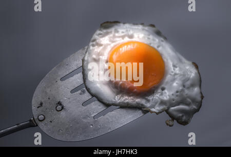 Foto von einem Spiegelei und Spachtel aus Metall Stockfoto