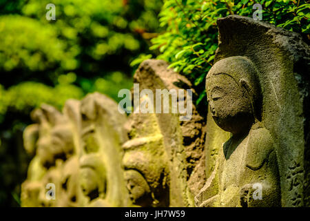 Stein-buddhistischen Statuen in einem Tempel in Japan Stockfoto